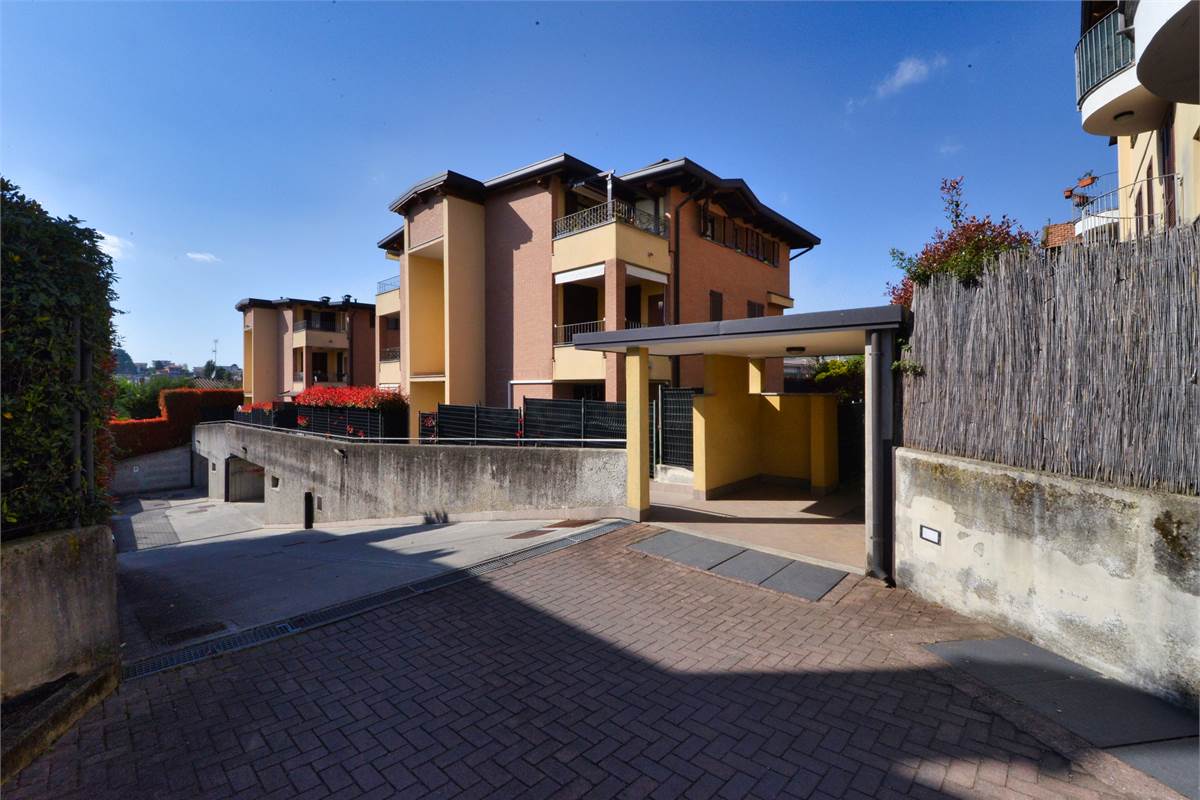 CANTU' ZONA FECCHIO - TRELOCALI CON TERRAZZINO 