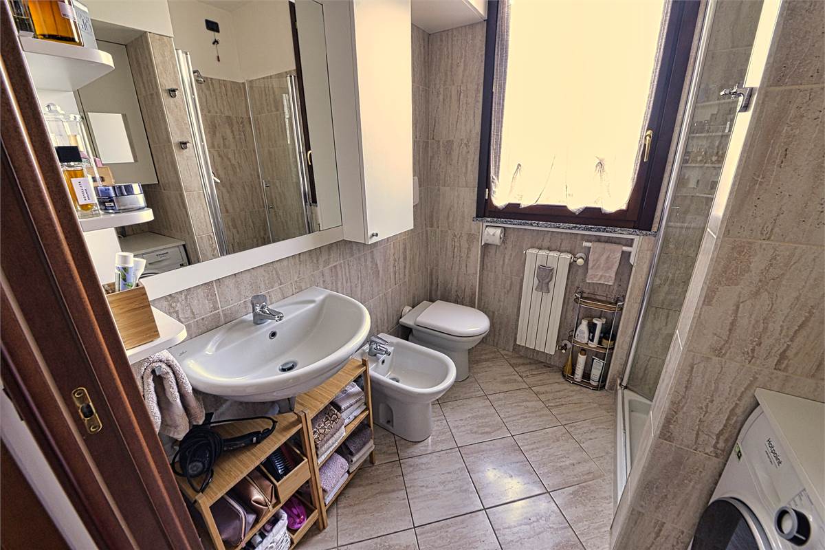 CANTU' ZONA FECCHIO - TRELOCALI CON TERRAZZINO 