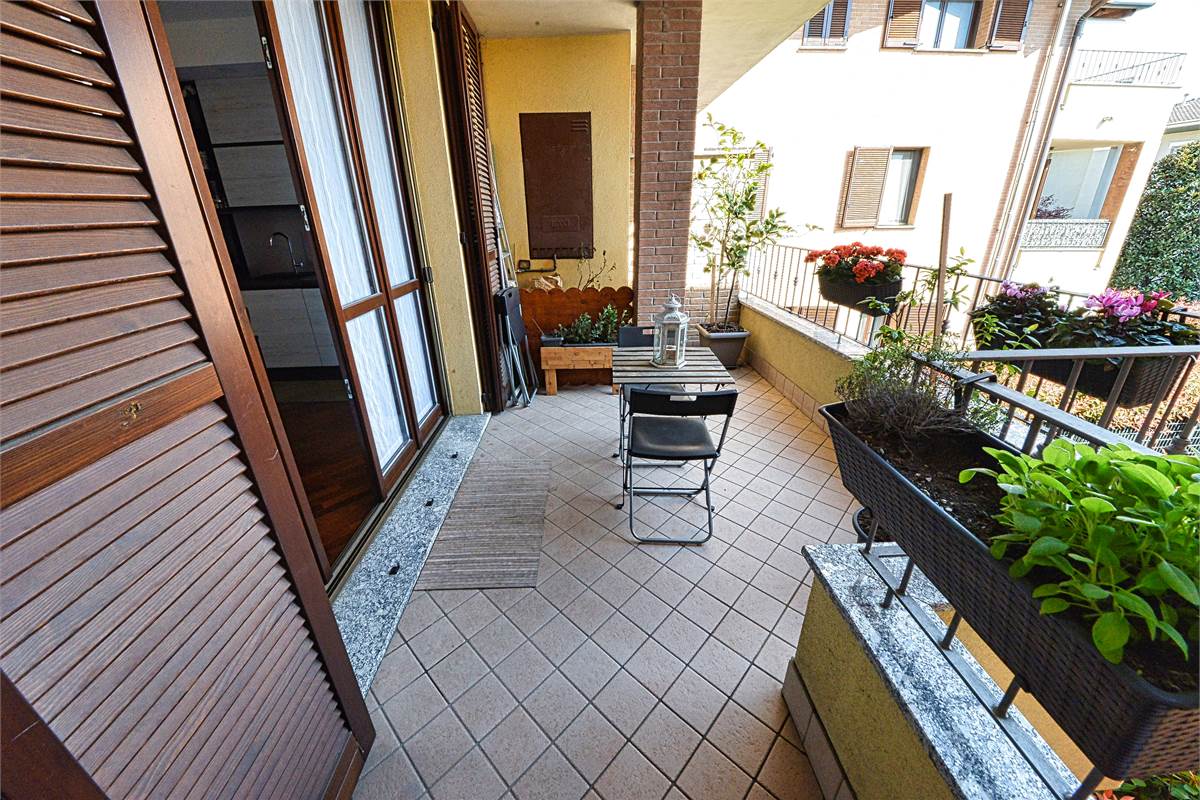 CANTU' ZONA FECCHIO - TRELOCALI CON TERRAZZINO 