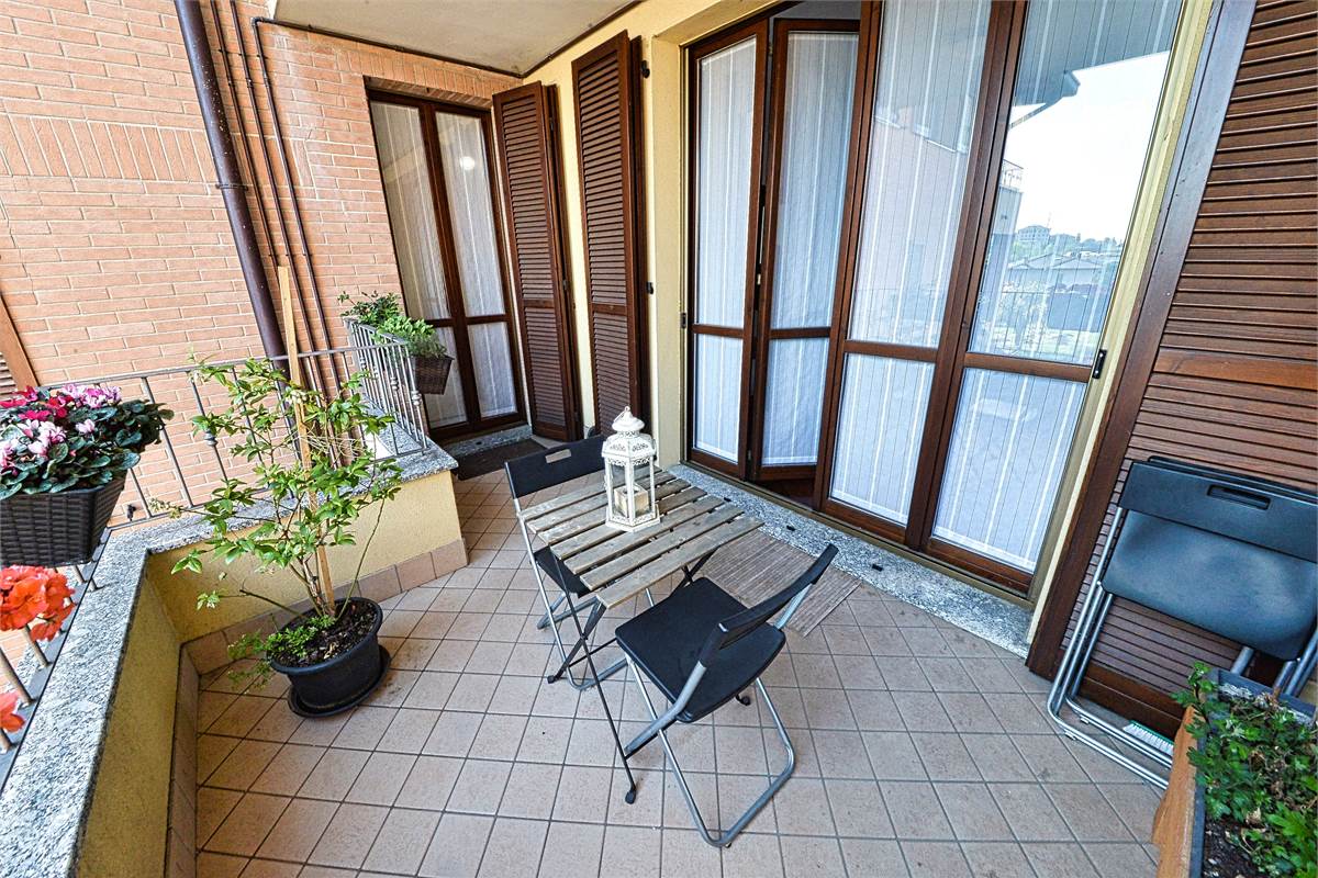 CANTU' ZONA FECCHIO - TRELOCALI CON TERRAZZINO 