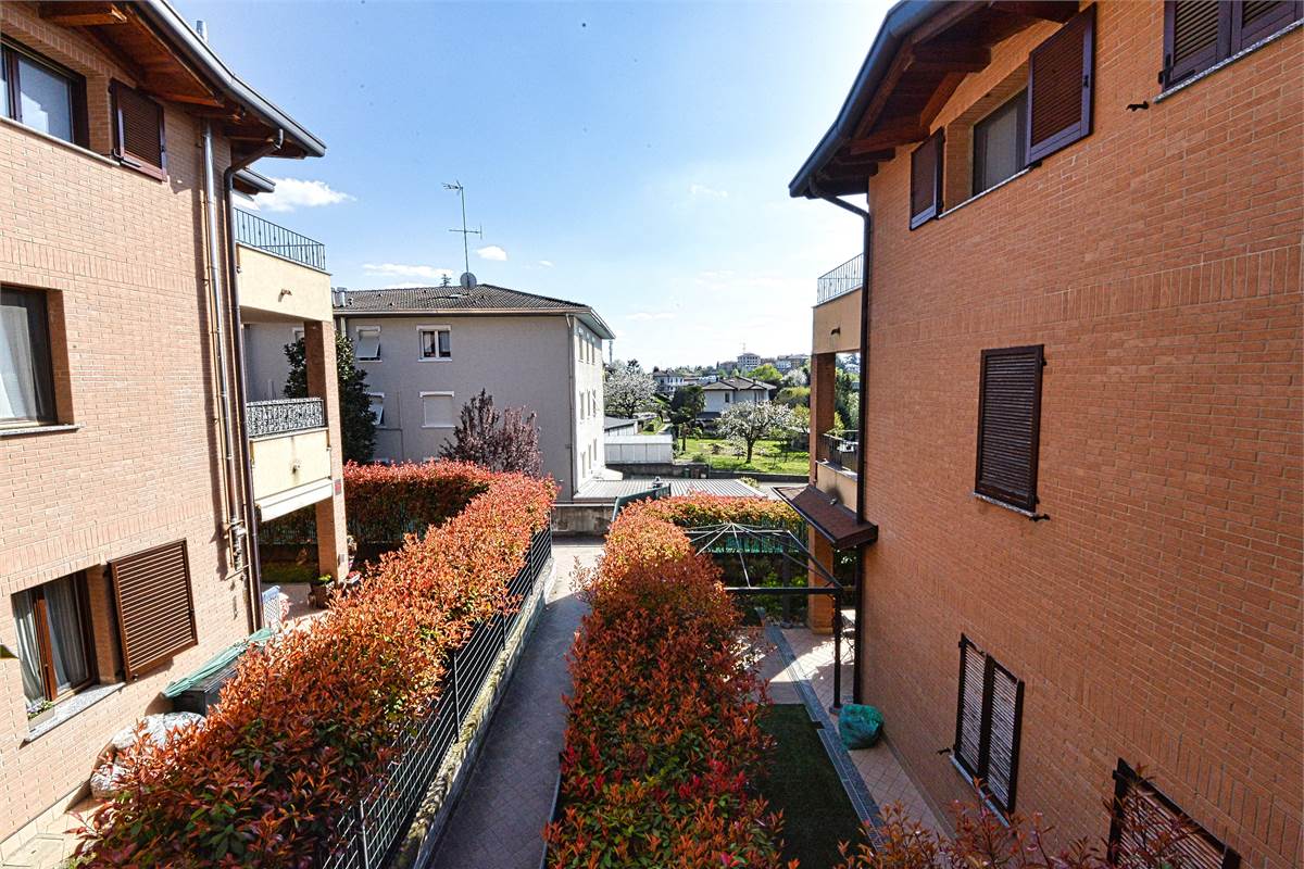 CANTU' ZONA FECCHIO - TRELOCALI CON TERRAZZINO 