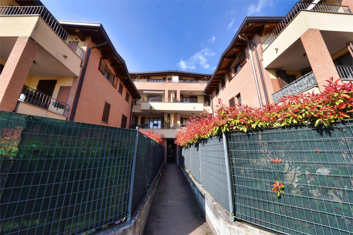 CANTU' ZONA FECCHIO - TRELOCALI CON TERRAZZINO 