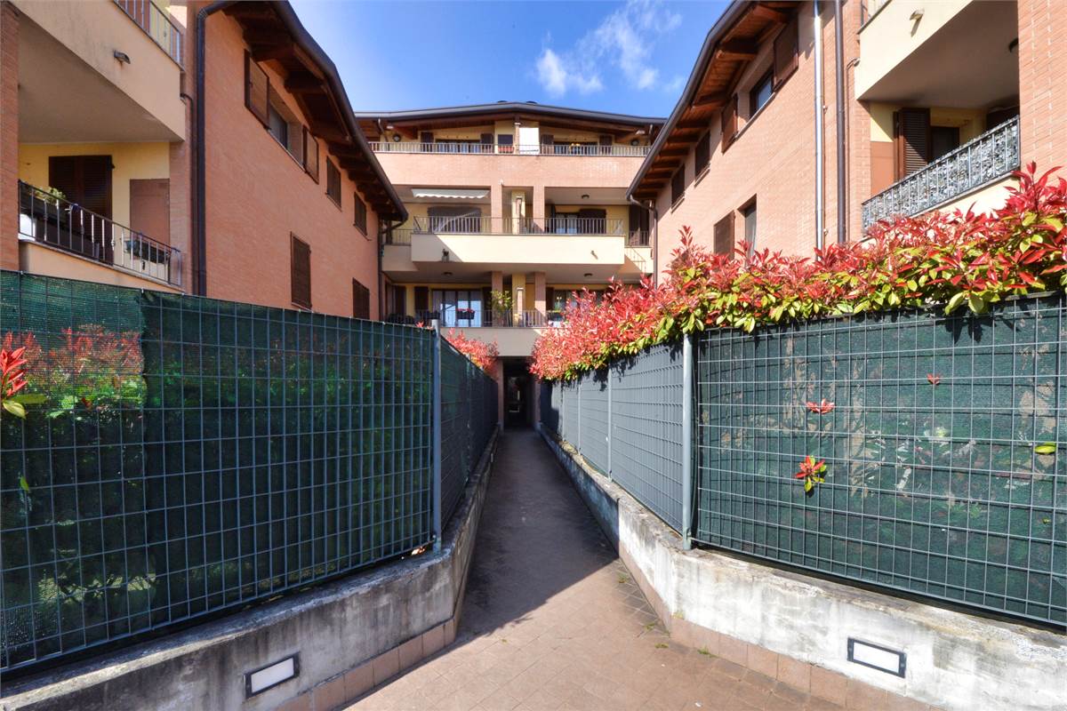 CANTU' ZONA FECCHIO - TRELOCALI CON TERRAZZINO 