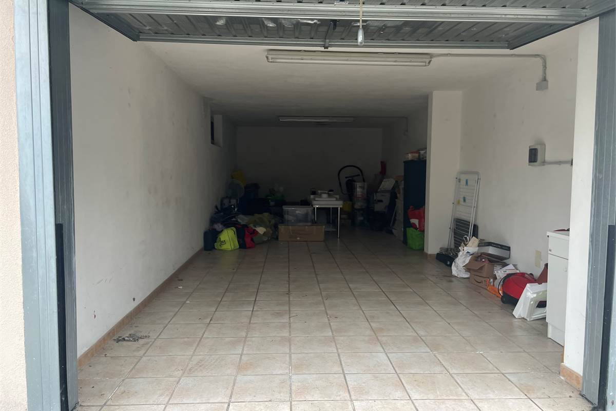 OLGIATE COMASCO: TRELOCALI CON BOX  NON ARREDATO
