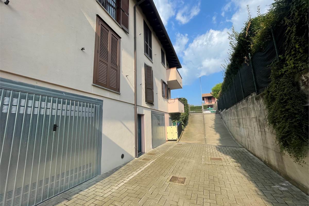 OLGIATE COMASCO: TRELOCALI CON BOX  NON ARREDATO