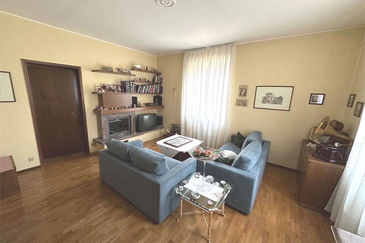 CANTU' CENTRO CASA SINGOLA CON PIU' APPARTAMENTI