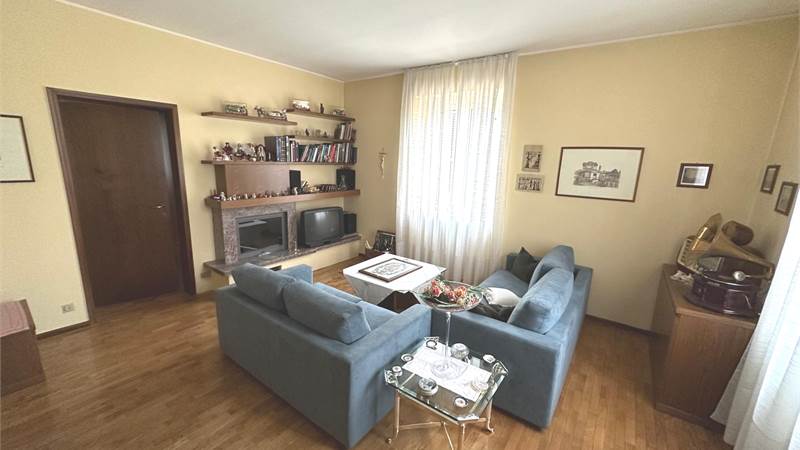 CANTU' CENTRO CASA SINGOLA CON PIU' APPARTAMENTI