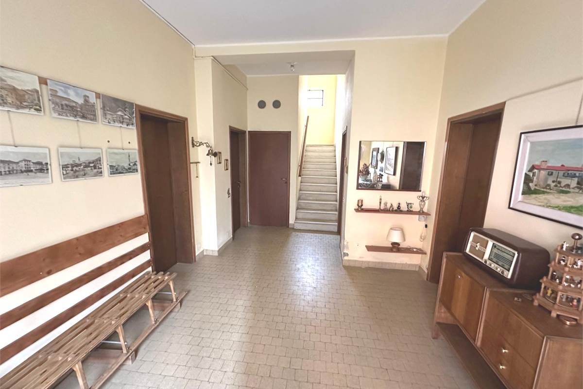 CANTU' CENTRO CASA SINGOLA CON PIU' APPARTAMENTI