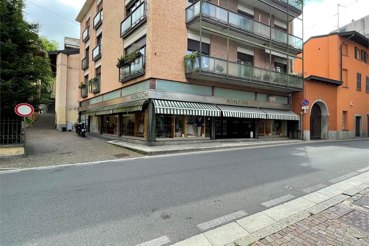 Cantù grande negozio in vendita in pieno centro