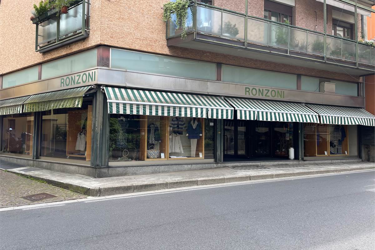 Cantù grande negozio in vendita in pieno centro