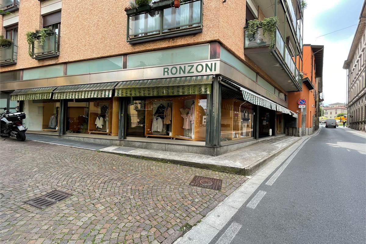 Cantù grande negozio in vendita in pieno centro