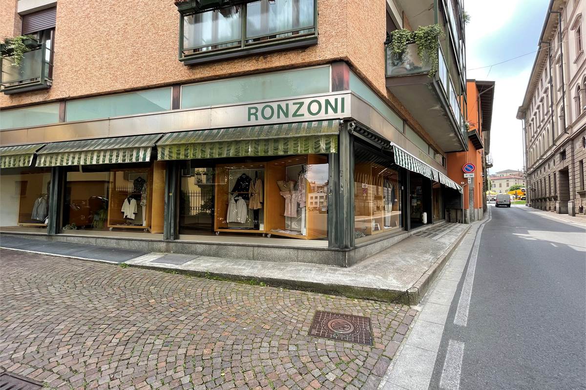 Cantù grande negozio in vendita in pieno centro