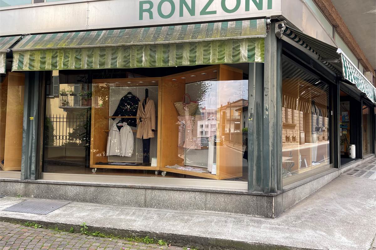 Cantù grande negozio in vendita in pieno centro