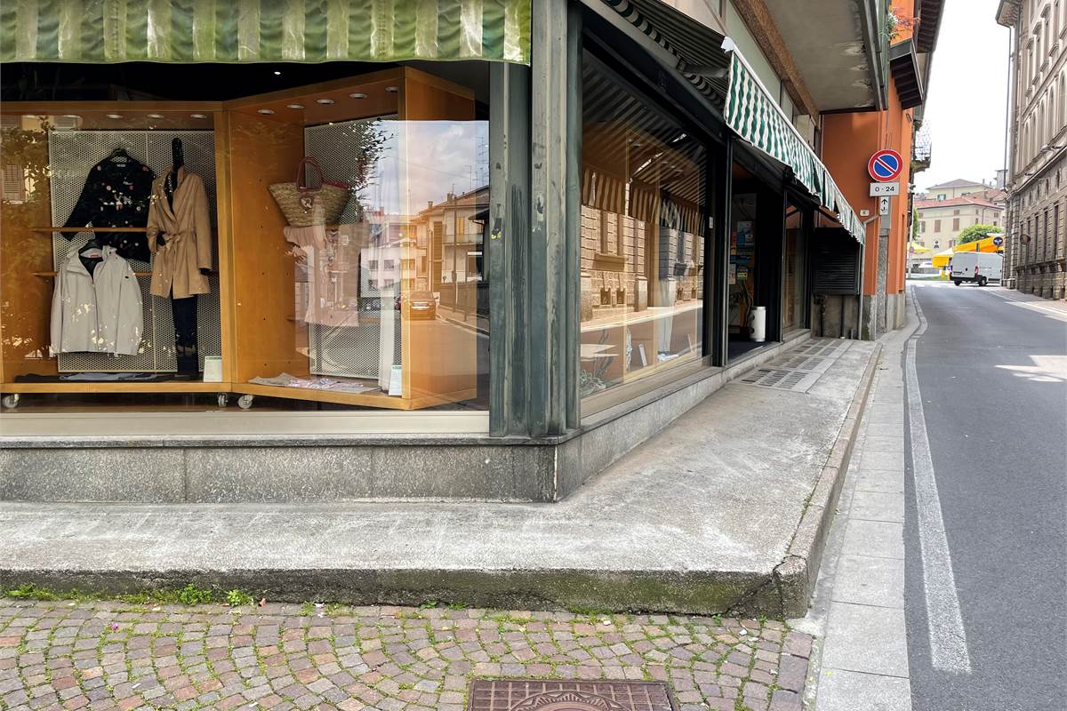 Cantù grande negozio in vendita in pieno centro