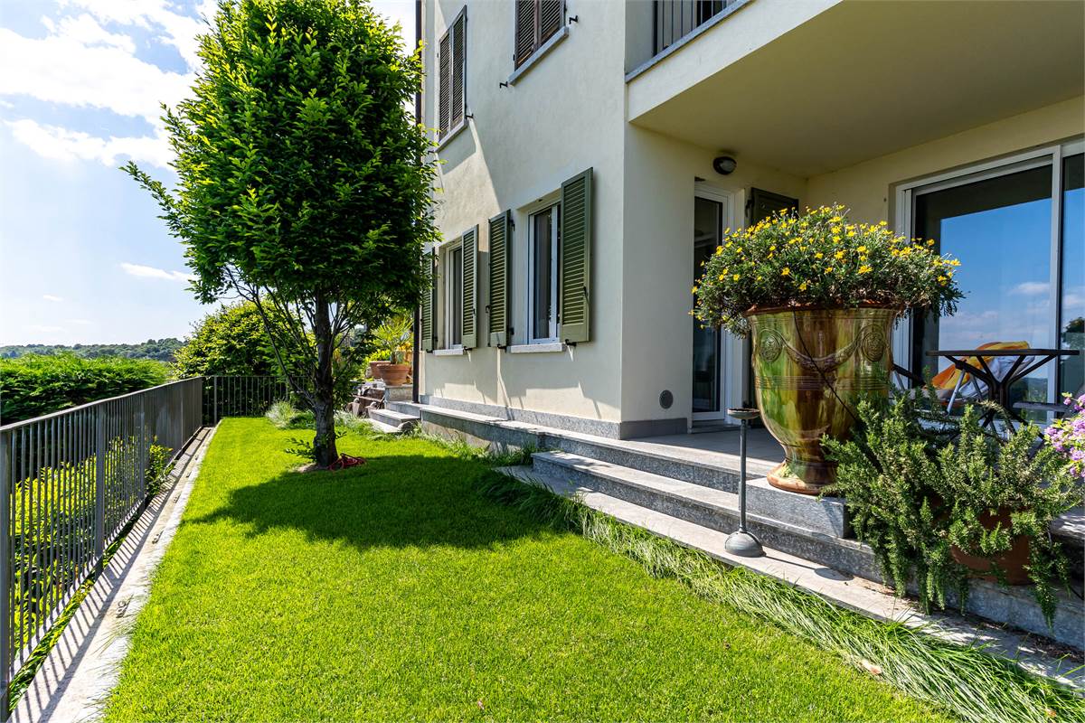 Inverigo appartamento panoramico con giardino