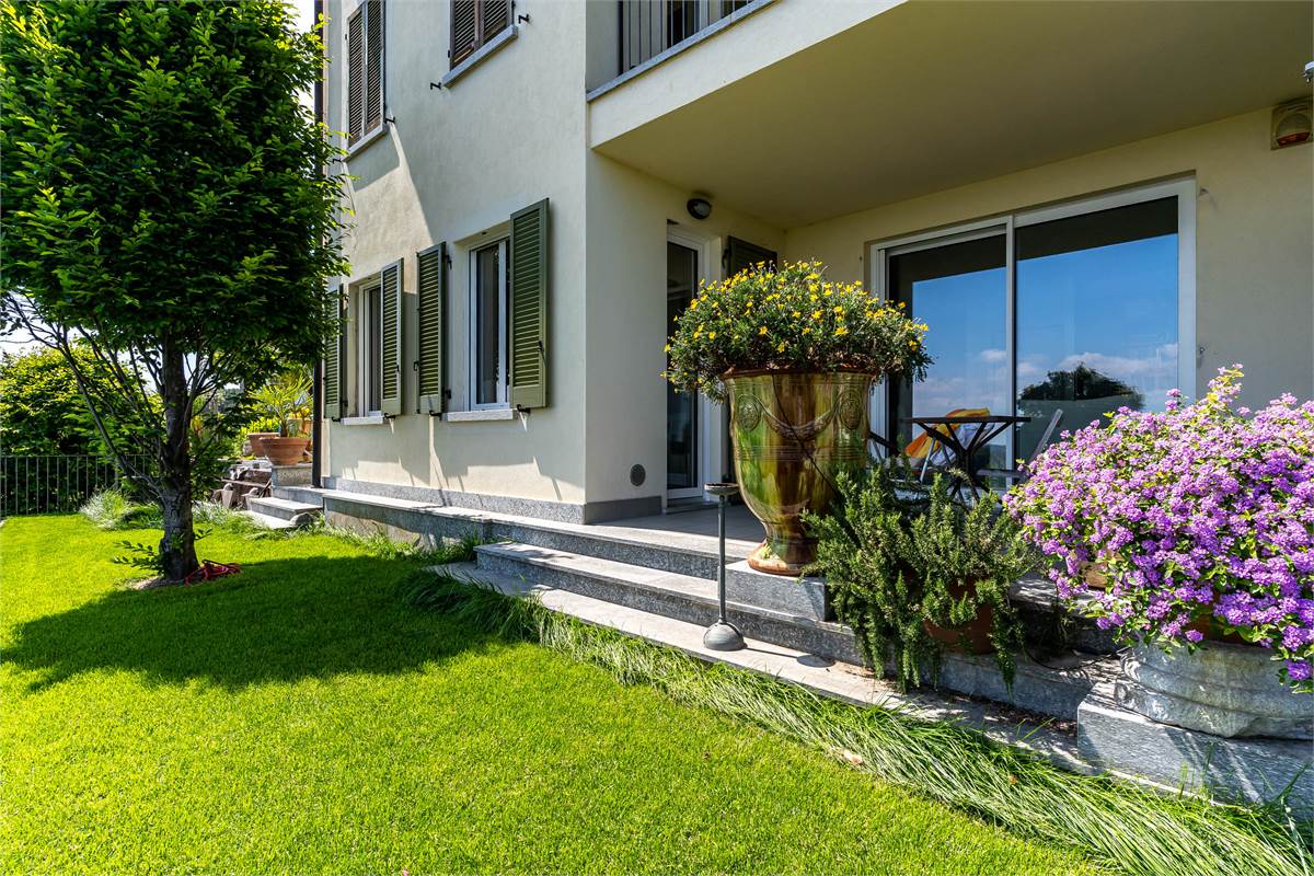 Inverigo appartamento panoramico con giardino