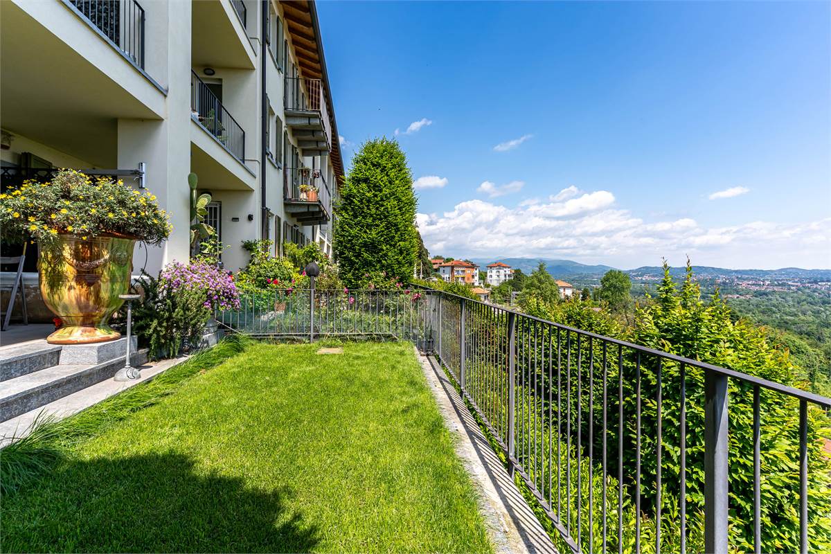 Inverigo appartamento panoramico con giardino