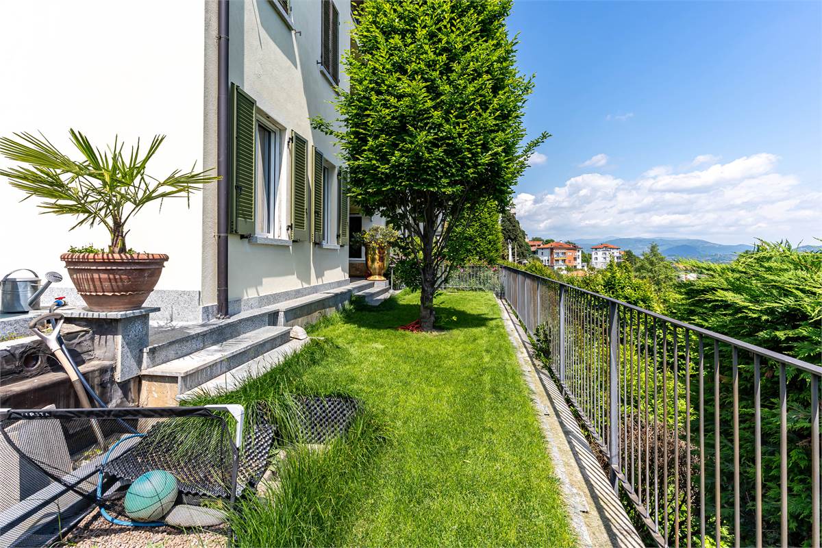 Inverigo appartamento panoramico con giardino