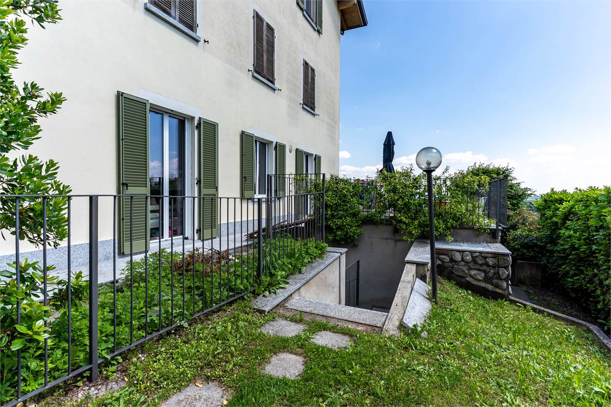 Inverigo appartamento panoramico con giardino