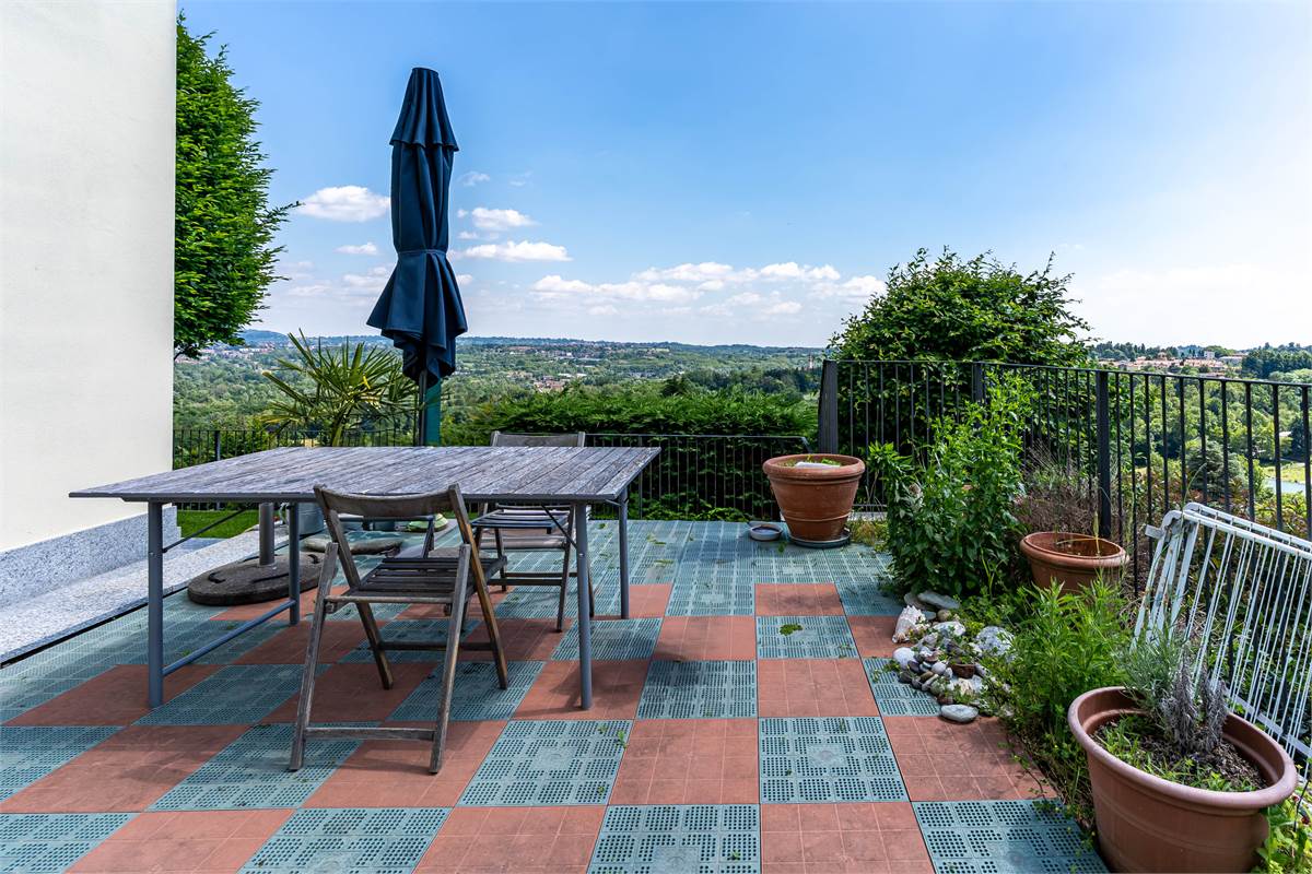 Inverigo appartamento panoramico con giardino