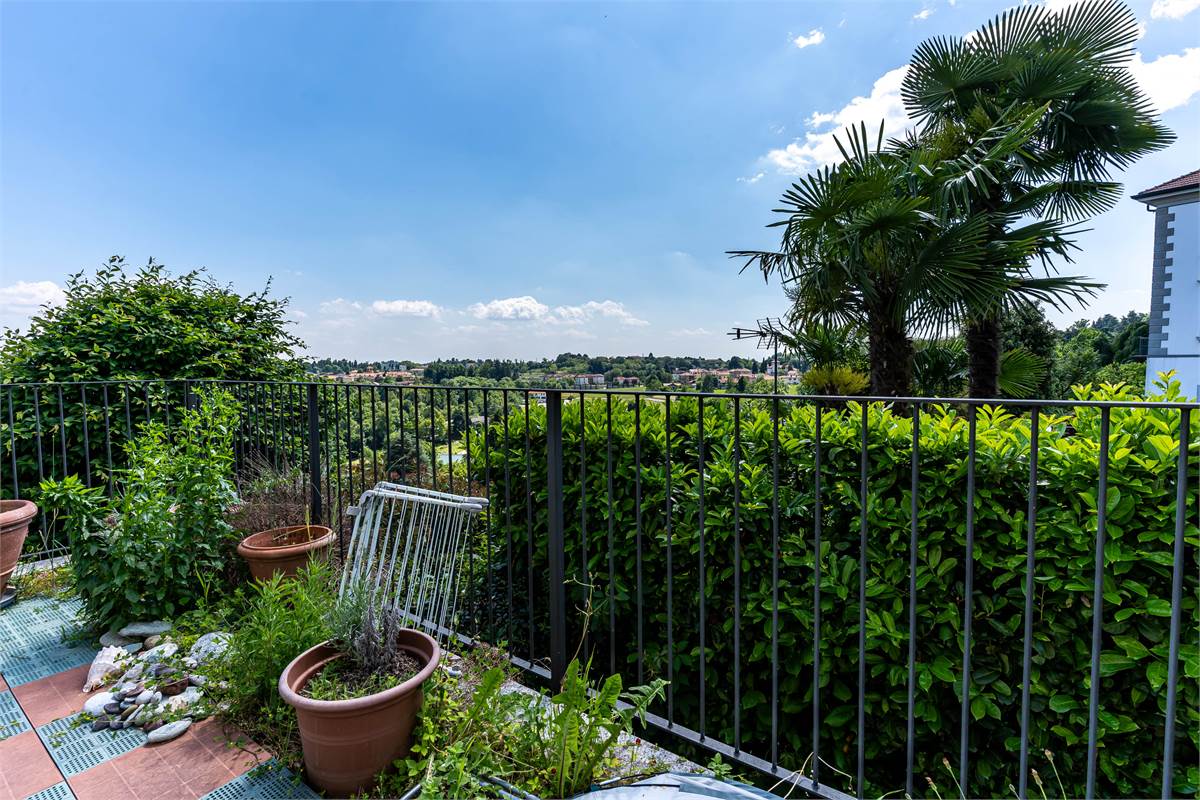 Inverigo appartamento panoramico con giardino