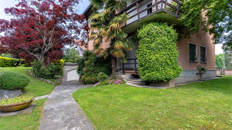 ELEGANTE VILLA SINGOLA CON PARZIALE VISTA LAGO