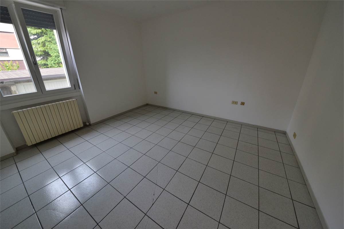 Cantù CENTRO TRILOCALE CON BOX CANTINA E BALCONI