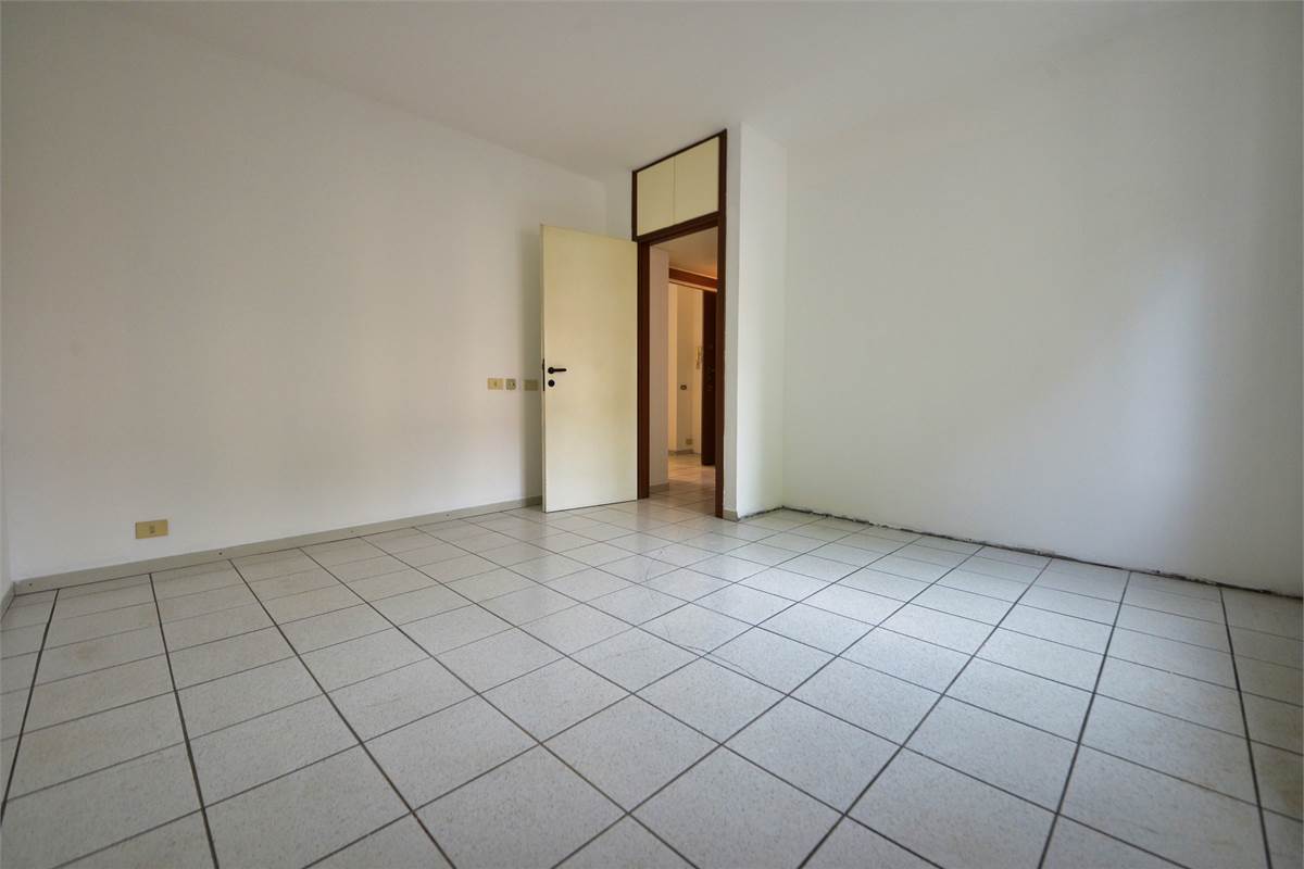 Cantù CENTRO TRILOCALE CON BOX CANTINA E BALCONI