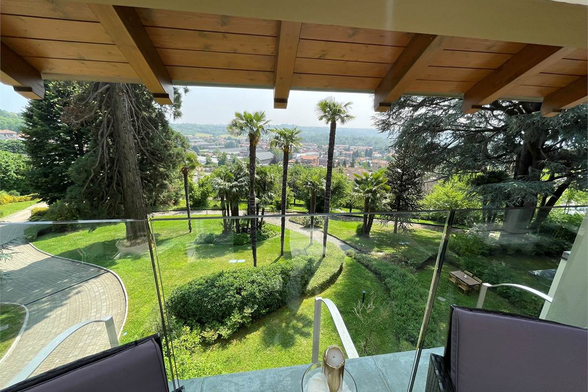 Capiago Intimiano attico in villa storica ristrutturata