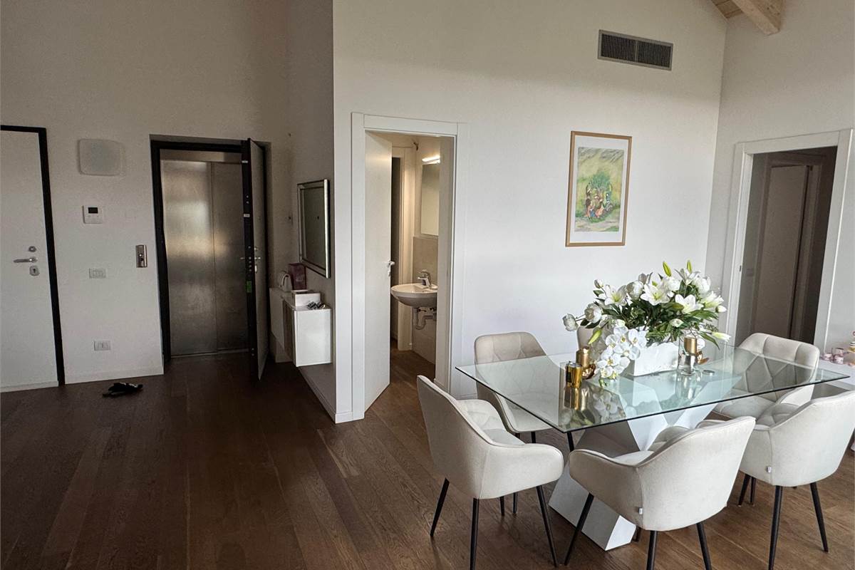 Capiago Intimiano attico in villa storica ristrutturata