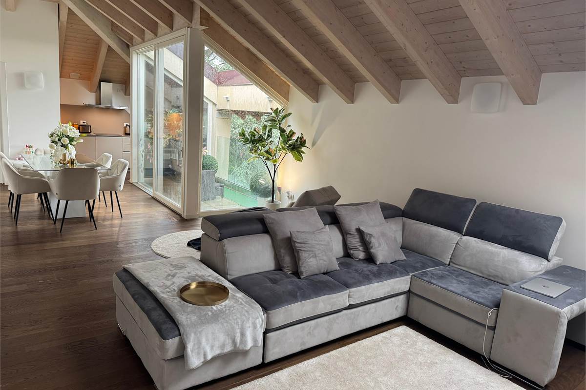 Capiago Intimiano attico in villa storica ristrutturata