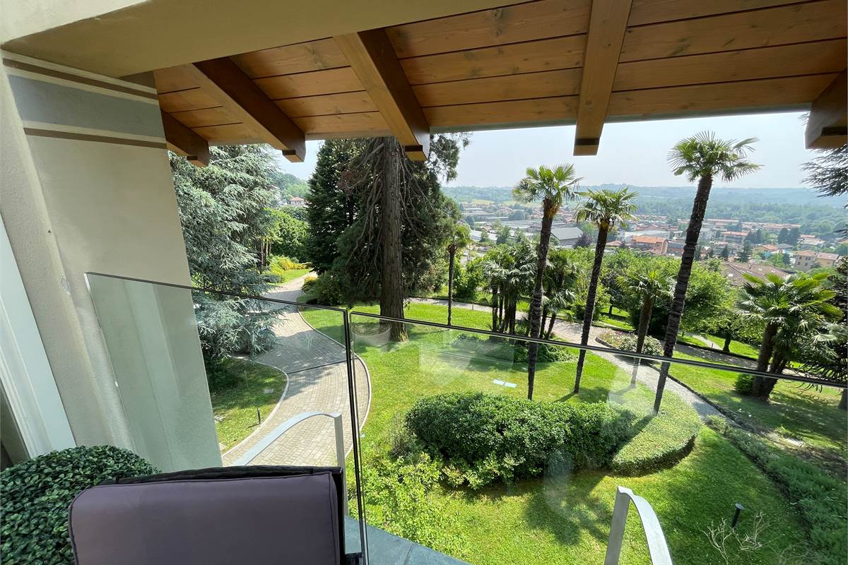 Capiago Intimiano attico in villa storica ristrutturata