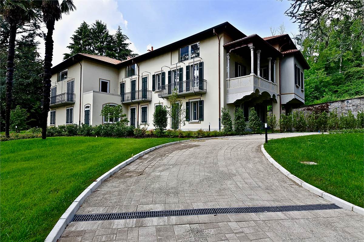 Capiago Intimiano attico in villa storica ristrutturata