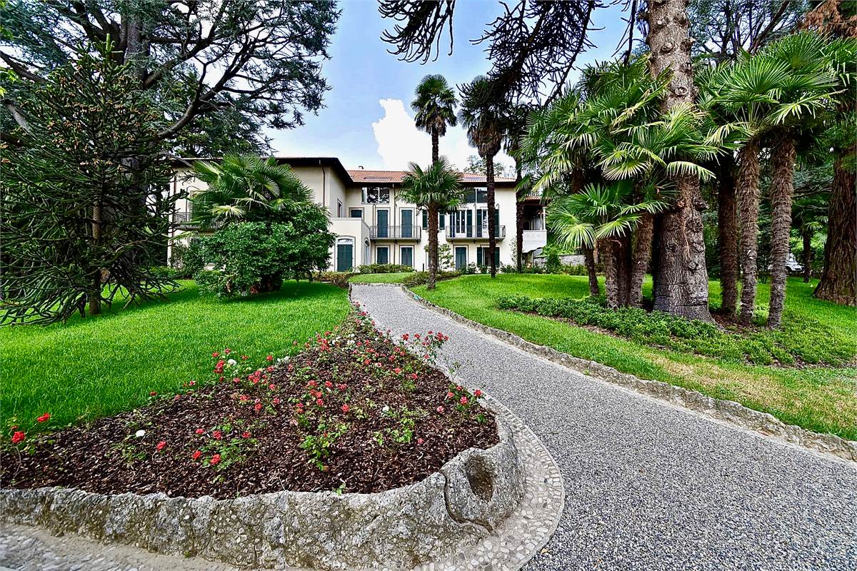 Capiago Intimiano attico in villa storica ristrutturata