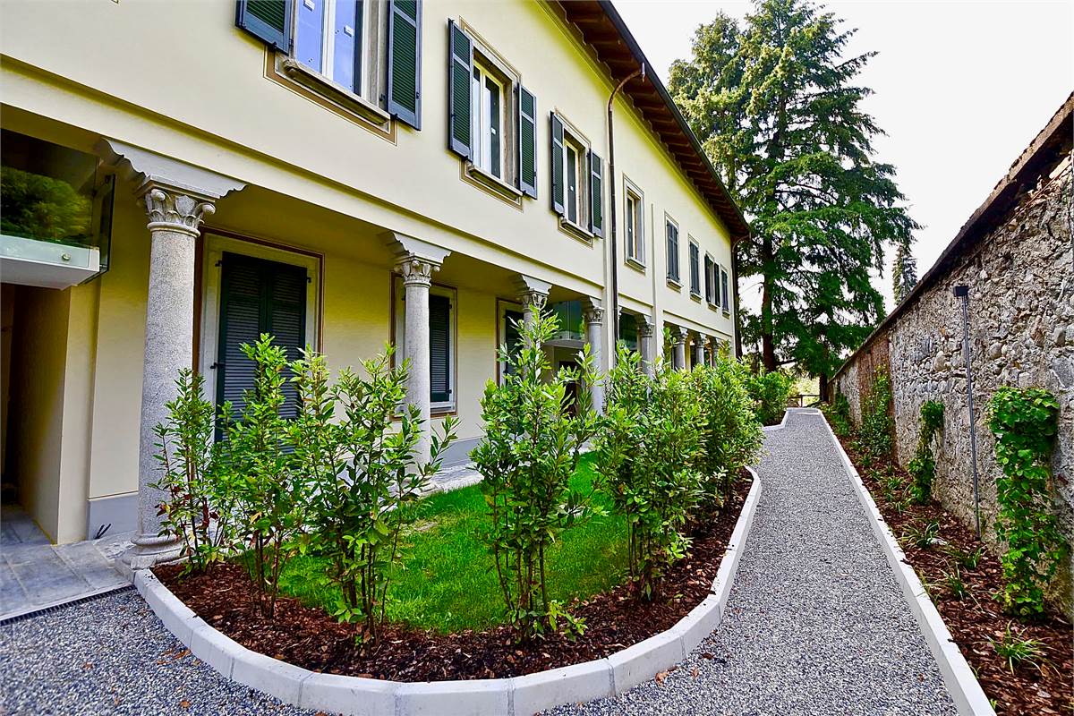 Capiago Intimiano attico in villa storica ristrutturata