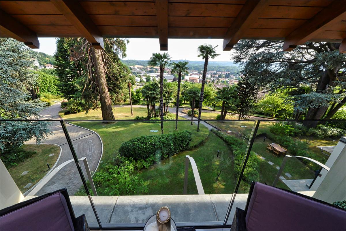 Capiago Intimiano attico in villa storica ristrutturata