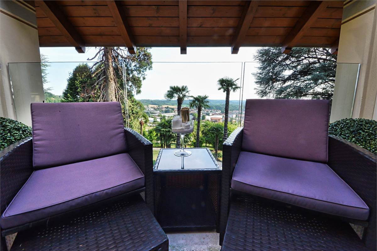 Capiago Intimiano attico in villa storica ristrutturata