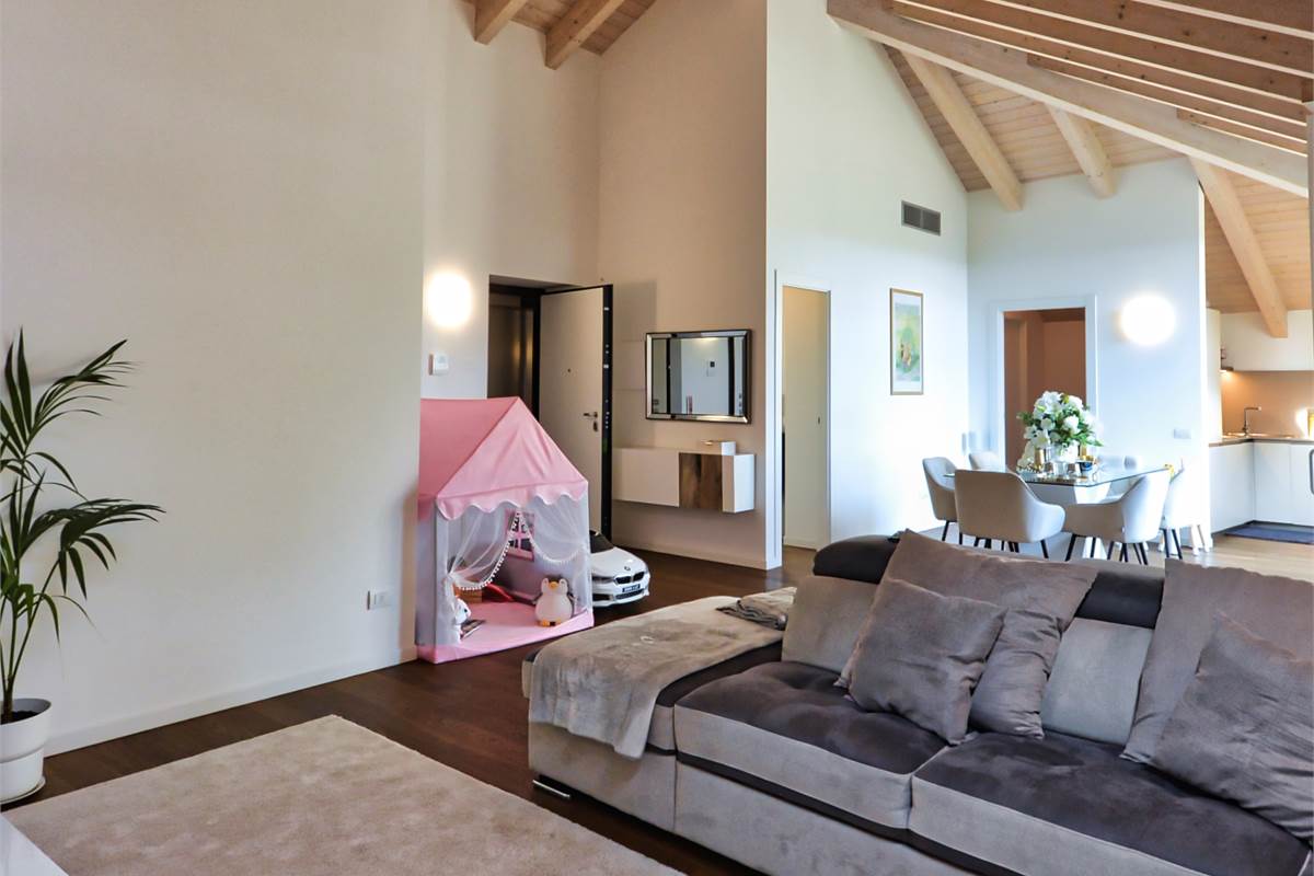 Capiago Intimiano attico in villa storica ristrutturata