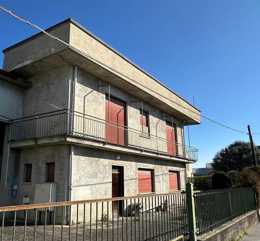 CANTU' PORZIONE DI CASA CON GIARDINO DA RISTRUTTURARE