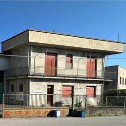 CANTU' PORZIONE DI CASA CON GIARDINO DA RISTRUTTURARE