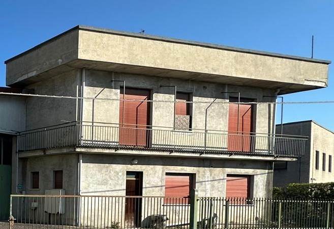 CANTU' PORZIONE DI CASA CON GIARDINO DA RISTRUTTURARE