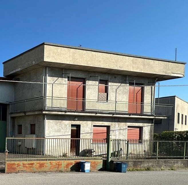 CANTU' PORZIONE DI CASA CON GIARDINO DA RISTRUTTURARE