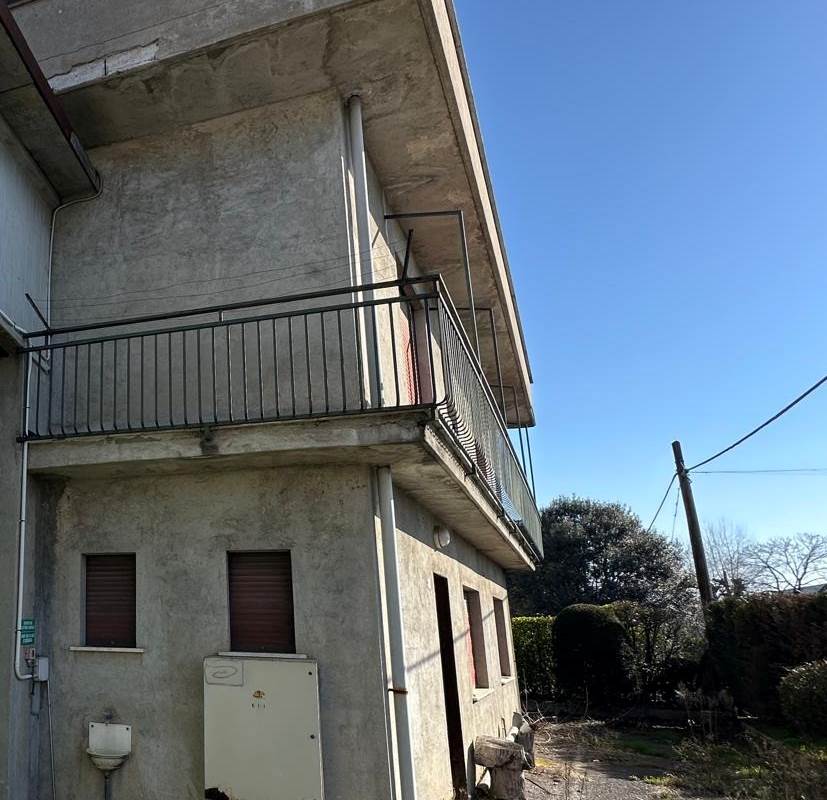 CANTU' PORZIONE DI CASA CON GIARDINO DA RISTRUTTURARE