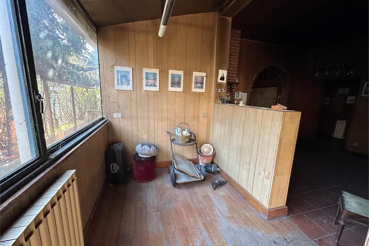 CANTU' PORZIONE DI CASA CON GIARDINO DA RISTRUTTURARE