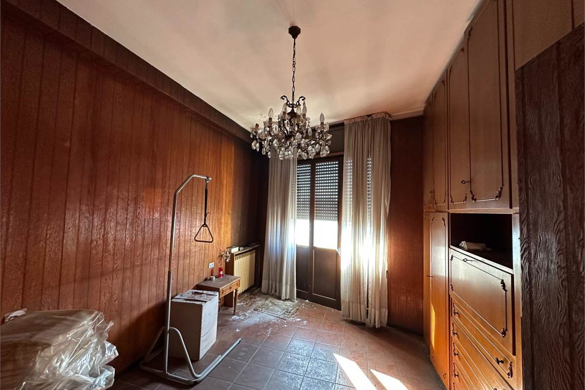 CANTU' PORZIONE DI CASA CON GIARDINO DA RISTRUTTURARE