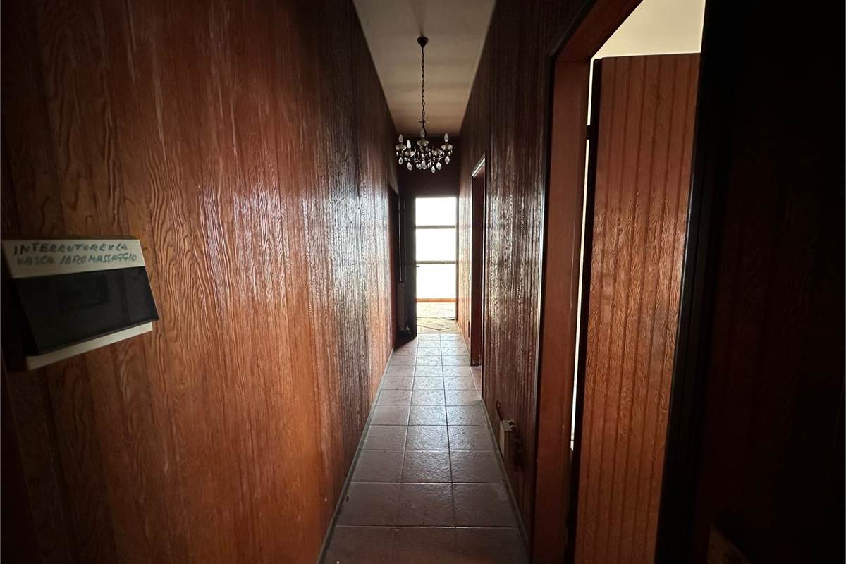 CANTU' PORZIONE DI CASA CON GIARDINO DA RISTRUTTURARE