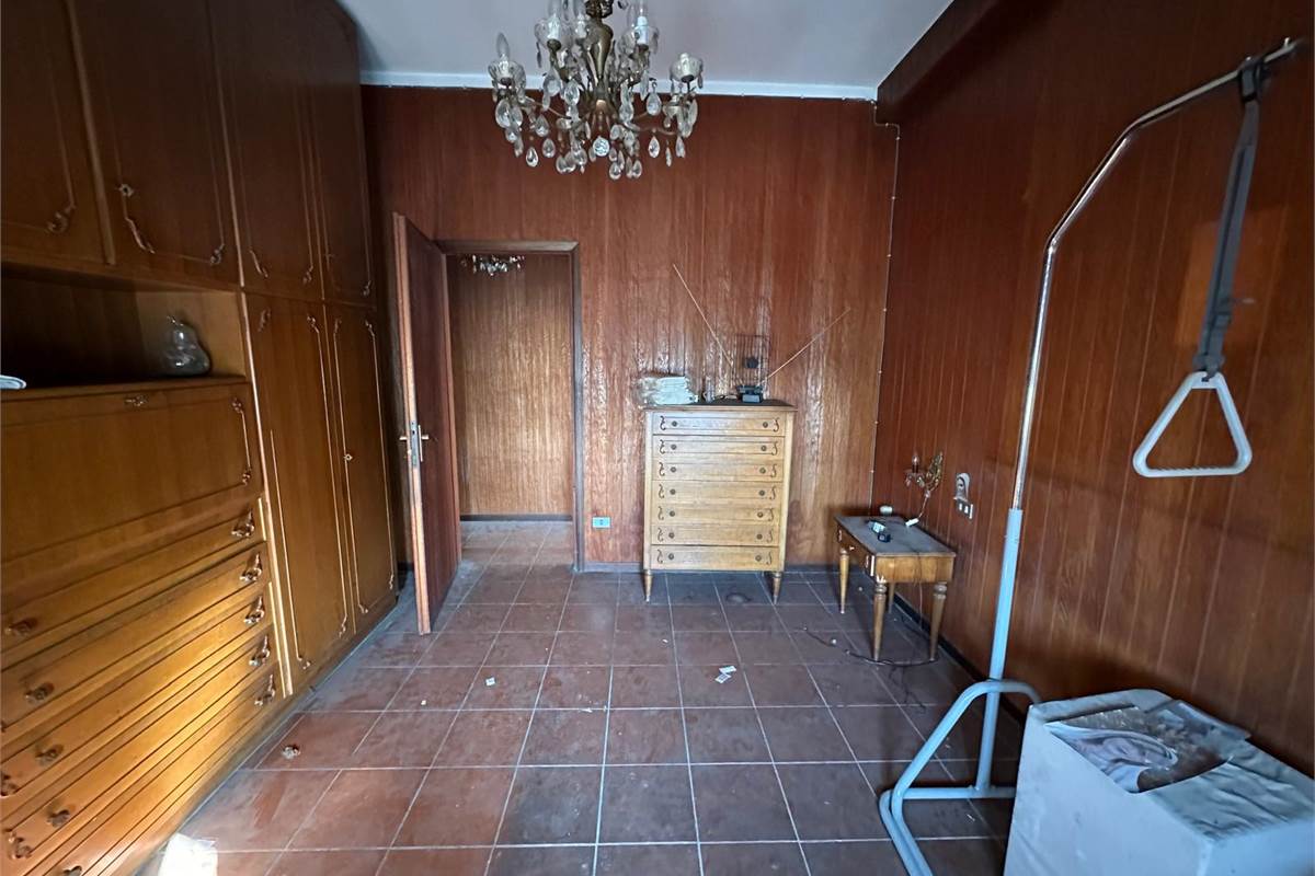 CANTU' PORZIONE DI CASA CON GIARDINO DA RISTRUTTURARE
