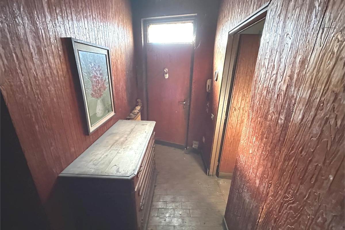 CANTU' PORZIONE DI CASA CON GIARDINO DA RISTRUTTURARE