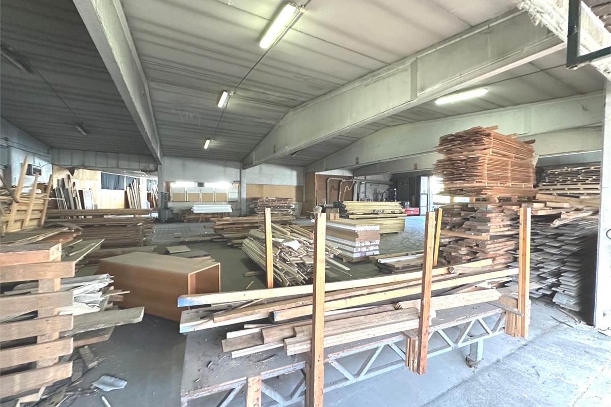 CAPANNONE COMMERCIALE/PRODUTTIVO CON AREA ESTERNA