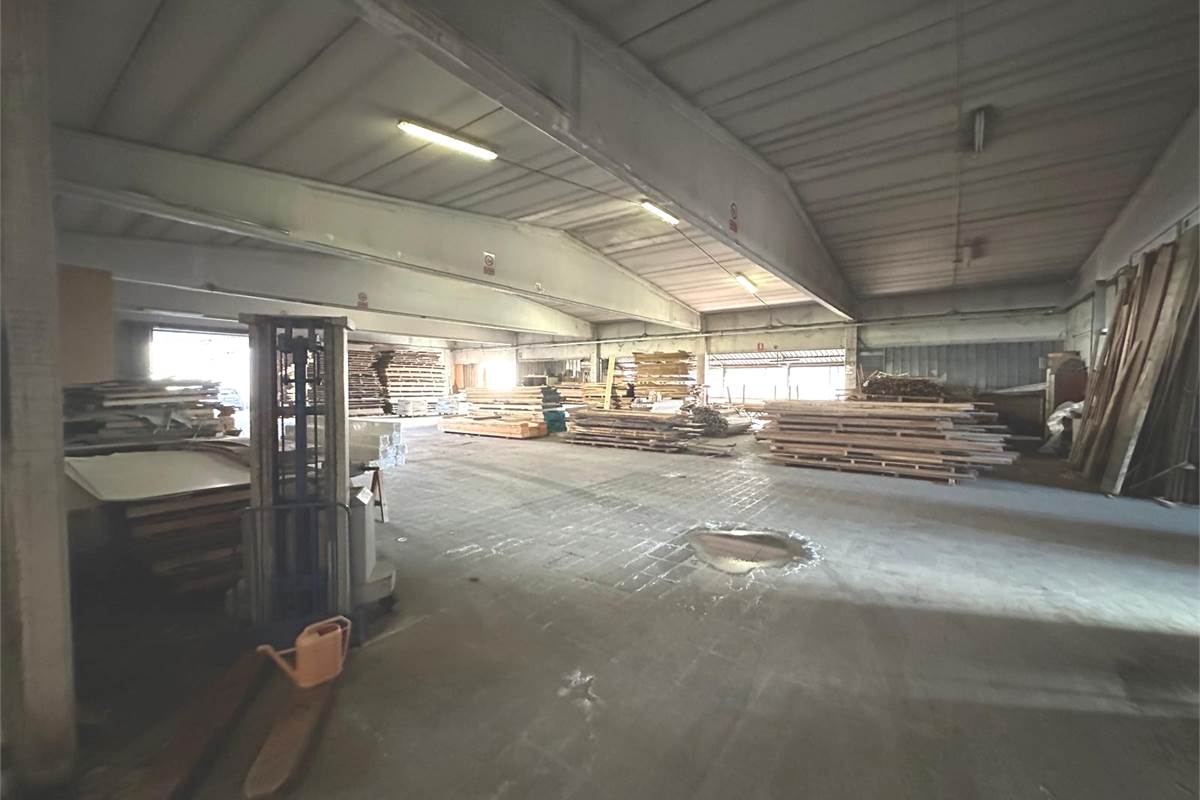 CAPANNONE COMMERCIALE/PRODUTTIVO CON AREA ESTERNA
